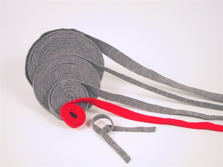 Scarf, knitted, red 15 mm